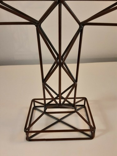 Decoración de cruz de pie de metal 3D marrón - Imagen 2 de 8