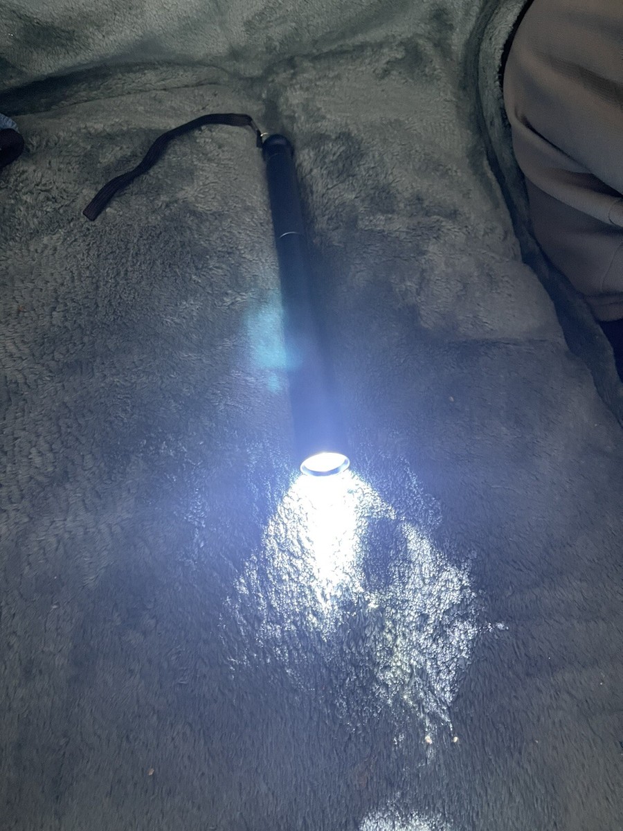 Torcia a 3 LED con magnete, 900lm, USB C, 5 modalità di funzionamento Torcia a 3 LED con magnete, 900lm, USB C, 5 modalità di funzionamento