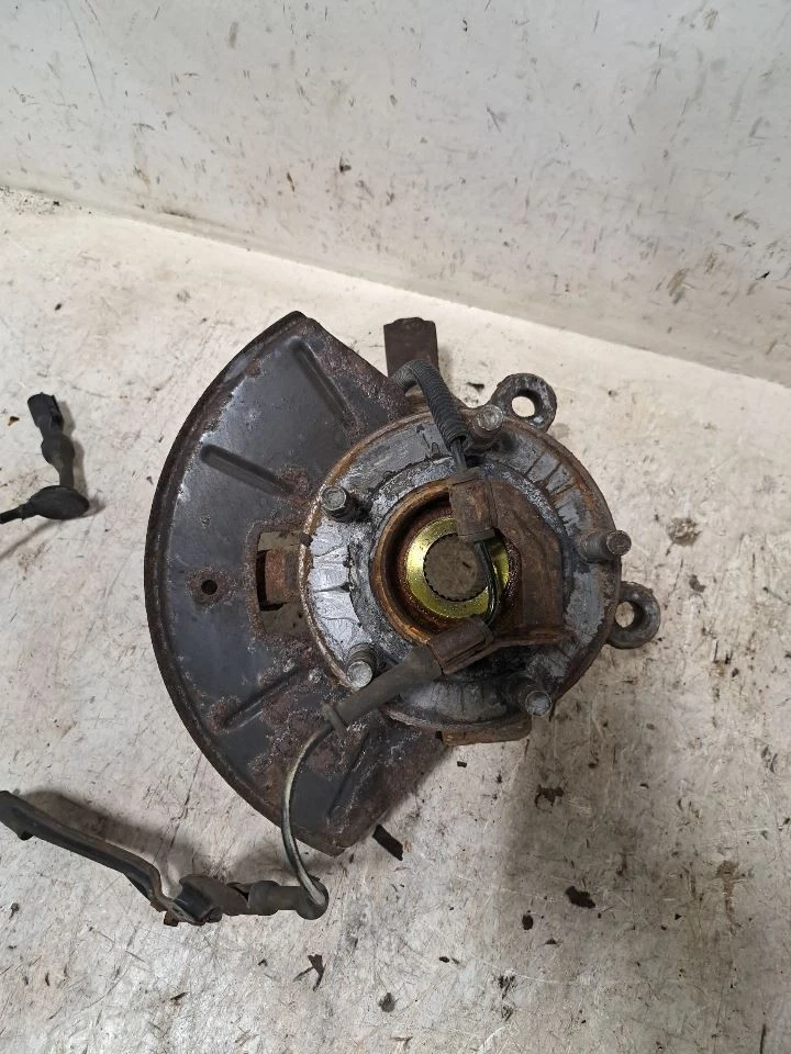 Husillo/nudillo delantero lado pasajero Rh 2011 Escape Sku#4276369 Foto 2 de 4