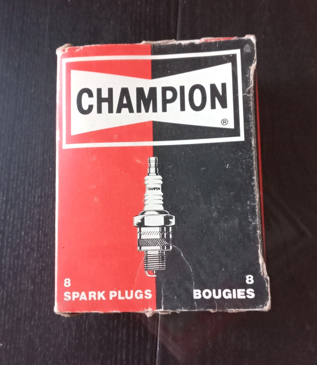 Vtg NOS CHAMPION RBL-15Y resistor spark plugs Box of 8 Made in CANADA