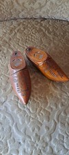 antike geschnitzte Schnupftabakdose aus Holz in Form von kleinen Schuhen 1914-15