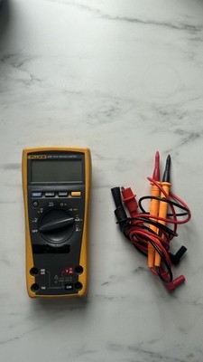Fluke 177 True RMS Multimeter mit neuen Messleitungen