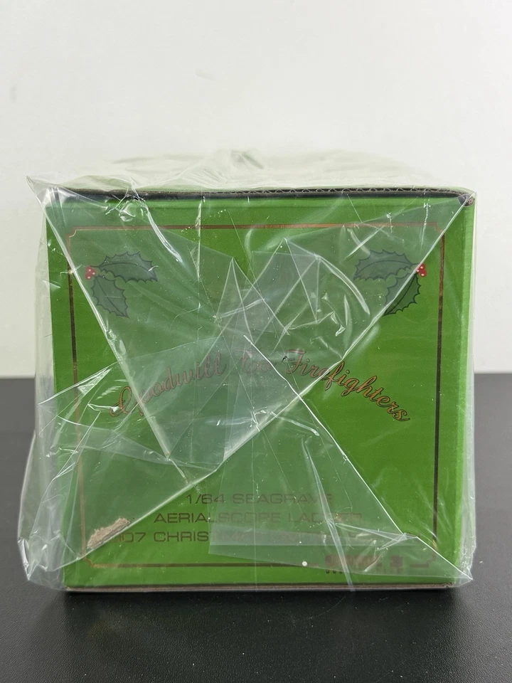 CODE 3 COLLECTIBLES Seagrave Aerialscope Ladder 2007 Christmas Edition - NEW - Image 3 of 4