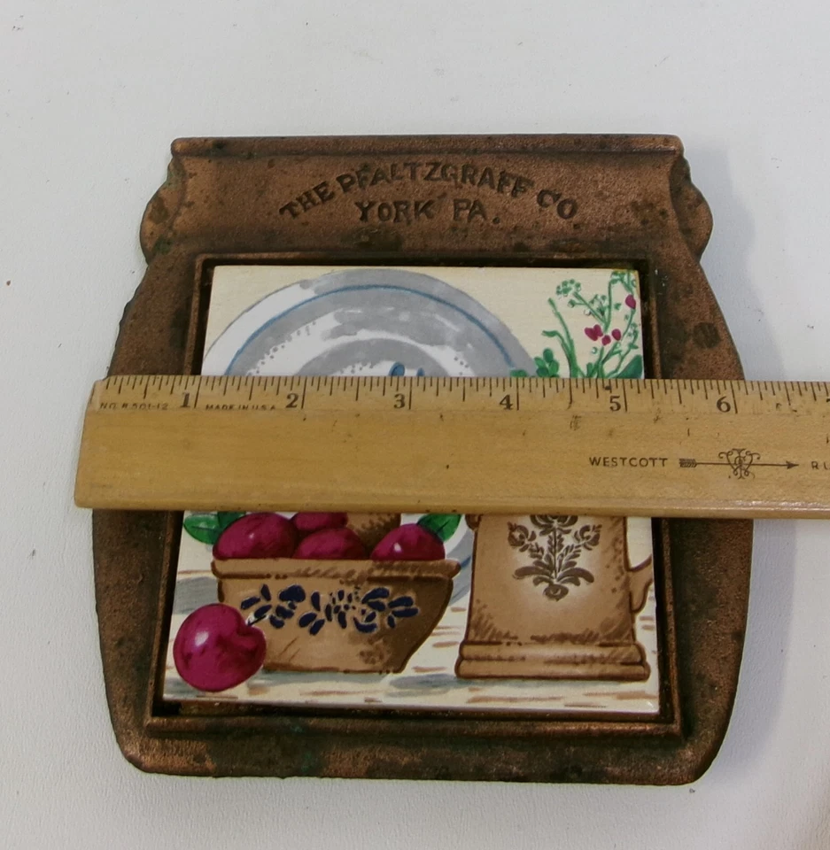 Remache en forma de vajilla de metal y azulejos arte popular Pfaltzgraff Yorktowne Foto 2 de 3