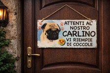 Targhetta per Porta “ATTENTI AL NOSTRO CARLINO 🥰 VI RIEMPIE DI COCCOLE”