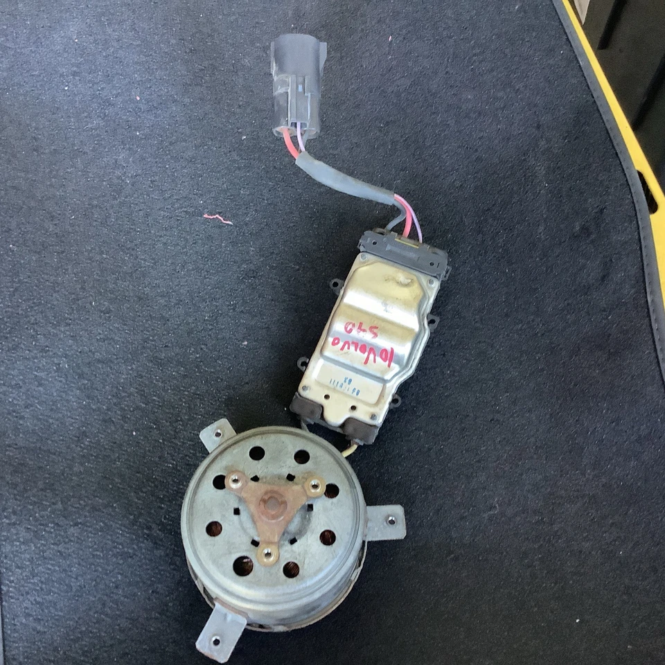 Conjunto de ventilador de refrigeración del radiador del motor Volvo OEM con cubierta para S40 V50 C30 C70 Foto 3 de 3