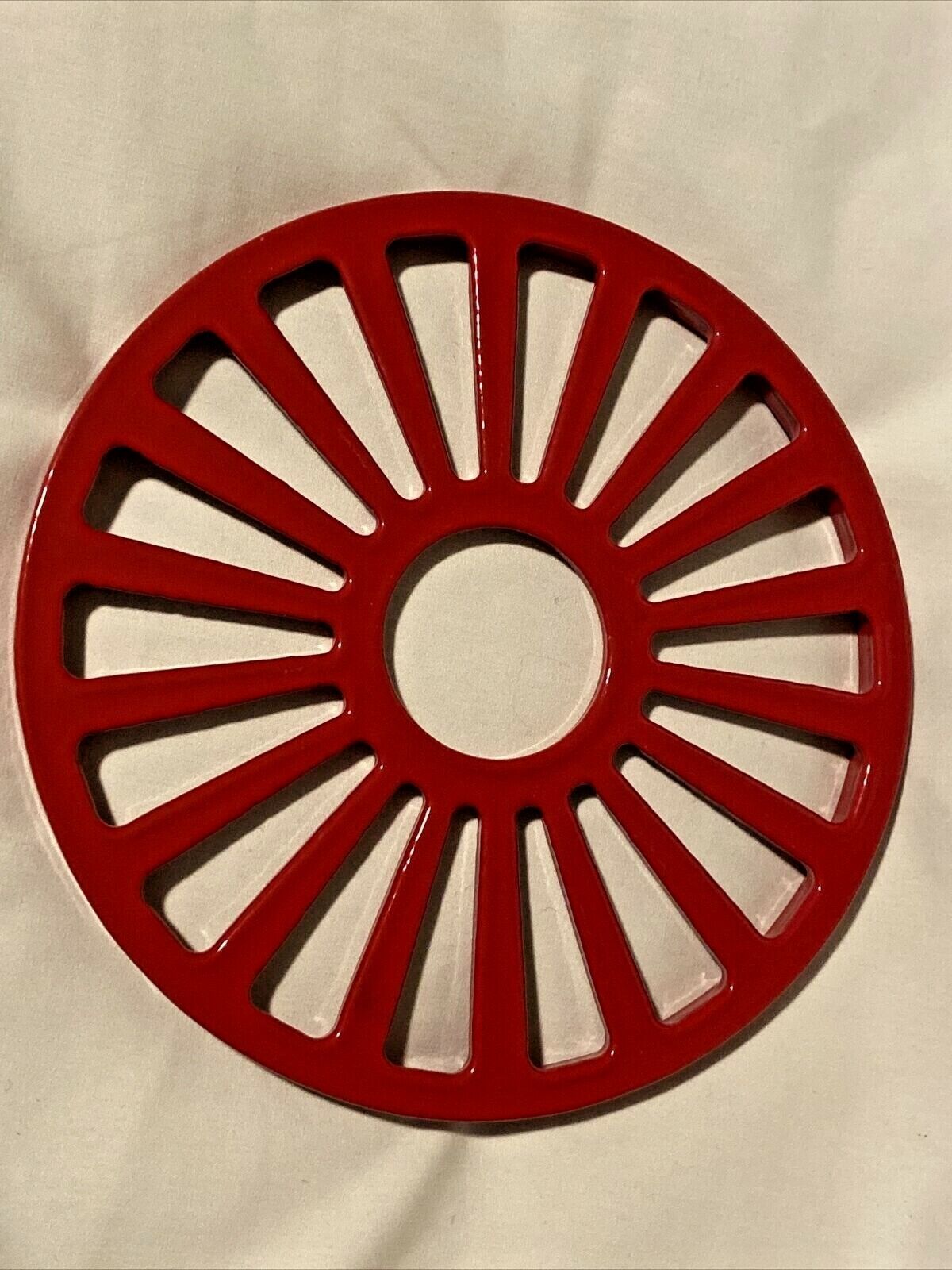 Round Wheel Spoke Design Sacramento Direct sale of manufacturer Mall Red Enamel Iron Cast Trivet