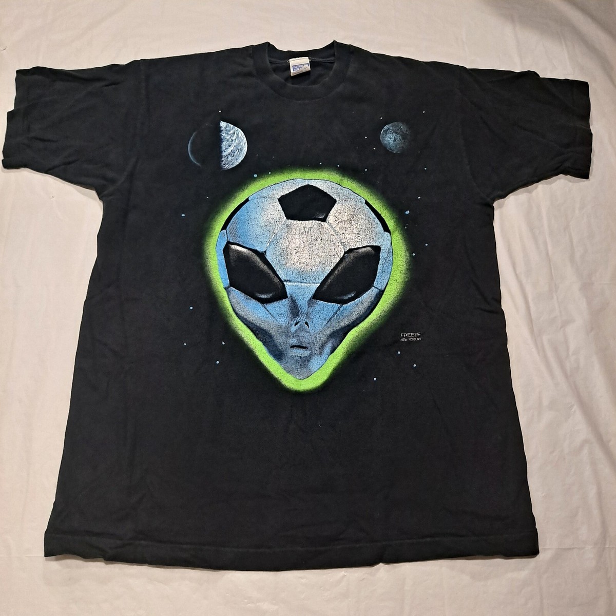 Vintage 90s Alien Soccer Kicked It Graphic T-Shirt Size L Single