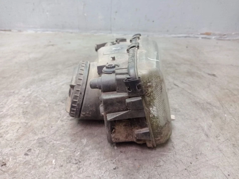 Faro derecho VOLVO V70 I (875, 876) 2.5 TDI 147344-00 Foto 3 de 4