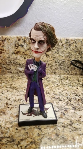 NECA THE JOKER THE DARK KNIGHT BOBBLE HEAD KNOCKER HEATH LEDGER