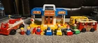 Vtg Large Fisher Price Little People Little Mart #2580 1986 Cars & 17 People Lot