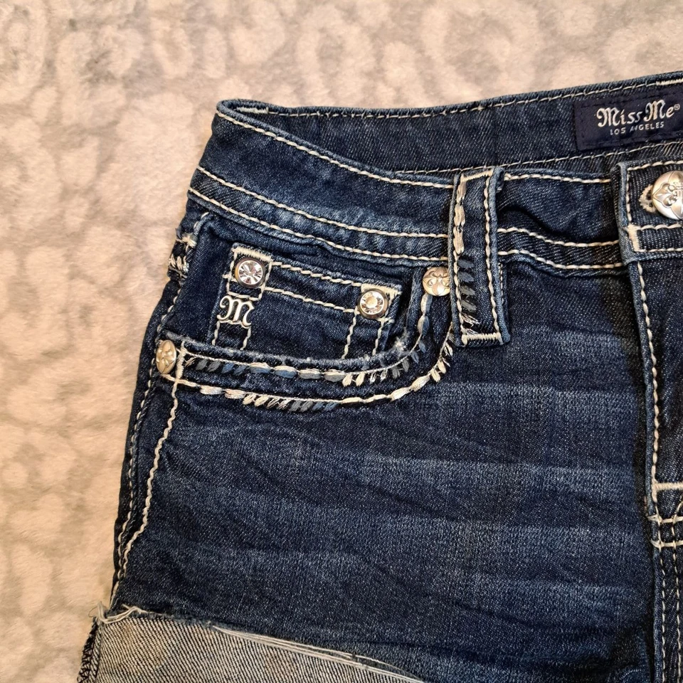 Pantalones cortos de mezclilla para mujer Miss Me talla 27 lavado oscuro embellecidos bolsillos tiro medio Foto 3 de 4