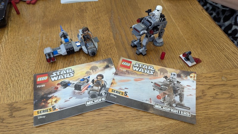 LEGO Star Wars: Ski Speeder vs. First Order Walker Microfighters (75195)