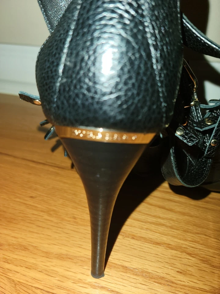 Zapatos de salón Burberry para dama talla 37,5 de cuero negro con tiras de aguja y flecos Foto 4 de 4