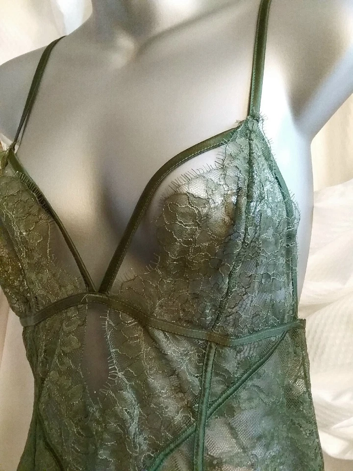 Lencería Victoria Secret de encaje verde talla pequeña Foto 3 de 4