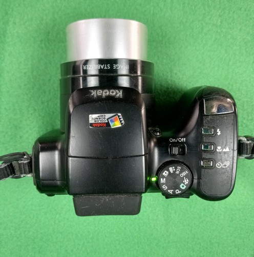 Kodak EasyShare Z712 IS 7.1 Megapixel Digital Camera - Picture 8 of 11