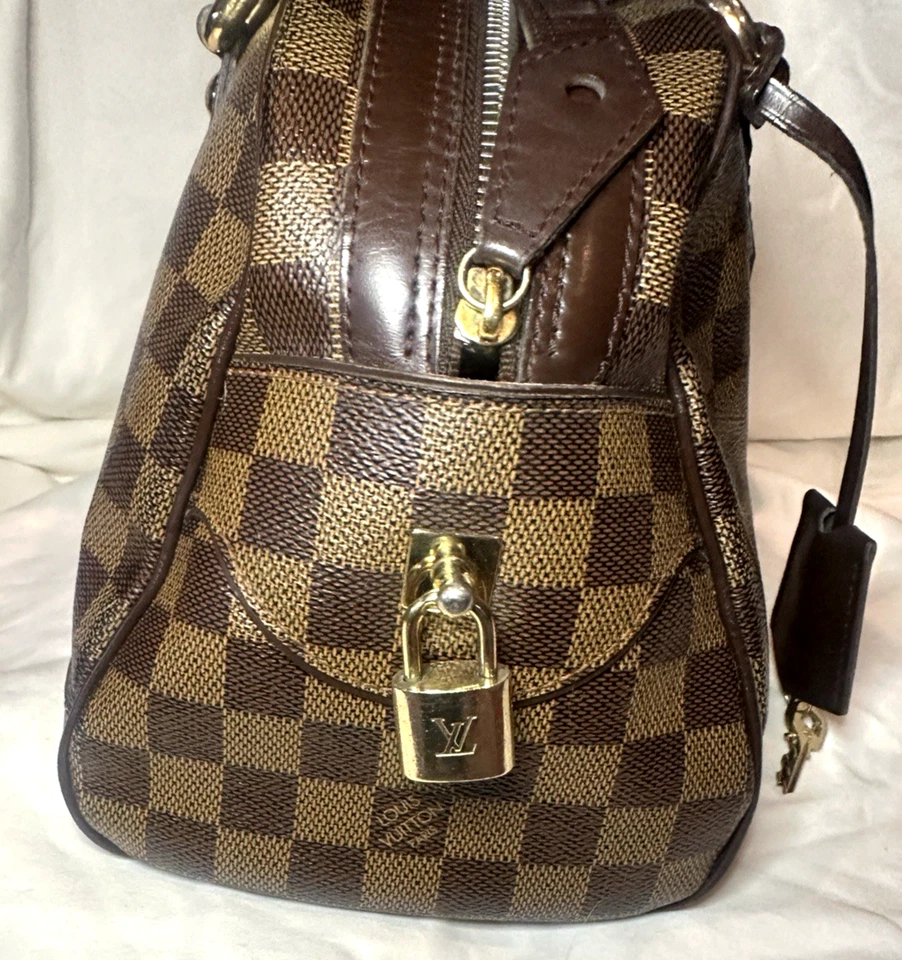 Bolso de Mano Louis Vuitton Duomo - Lona Monograma con Interior de Microfibra Roja Foto 3 de 4