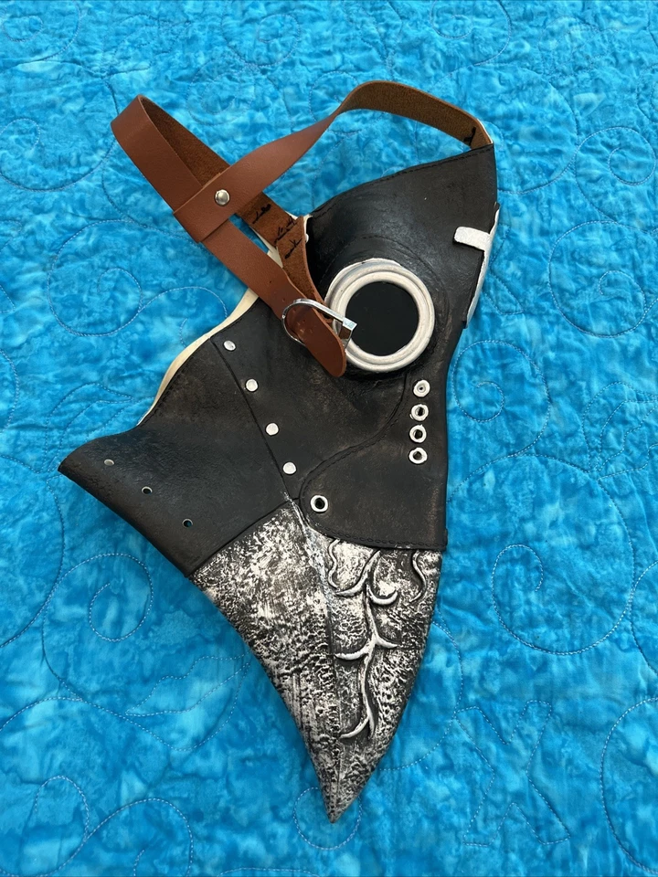 Máscara Plague Doctor Usada Negra Con Cruz De Colección Buen Estado Envío Rápido Foto 2 de 4