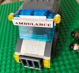 LEGO Batman 7785 Arkham Asylum Transit Van ambulance vehicle truck and guard x2