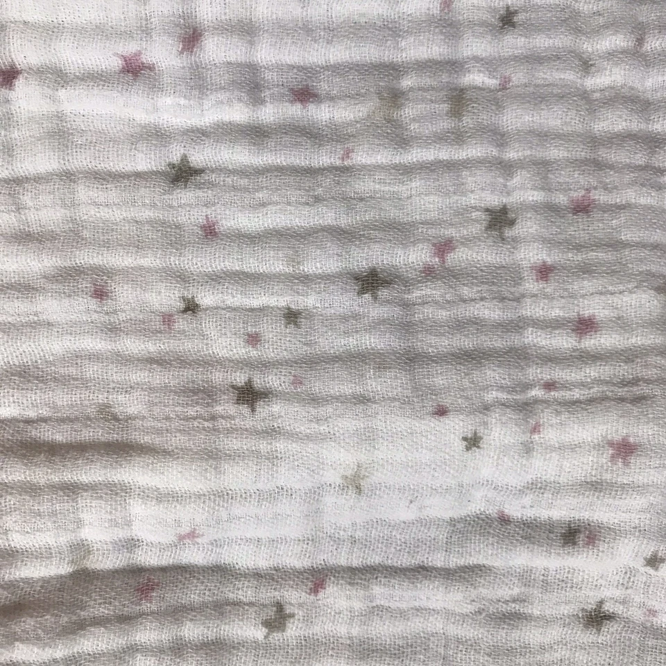 Cubierta de almohadilla cambiadora contorneada estrellas gris rosa Adén + Anais muselina algodón Foto 2 de 4