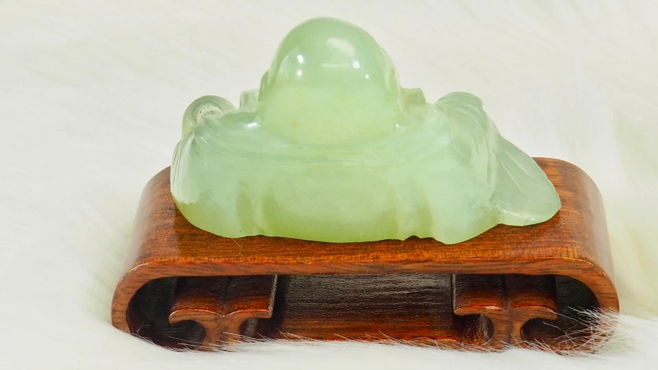 Figura de Buda de piedra tallada en jade sentado sobre base de madera - 3,75" de alto con base Foto 4 de 4