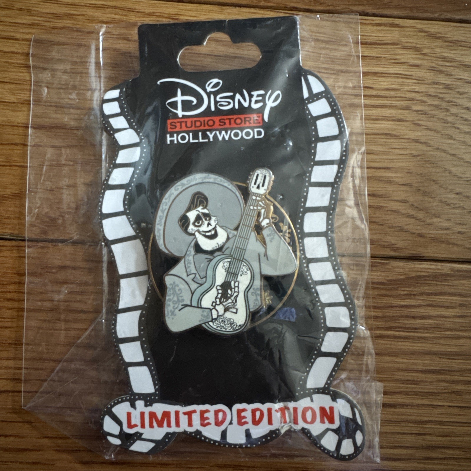 Disney DSSH Coco Ernesto with Guitar LE 300 Pin