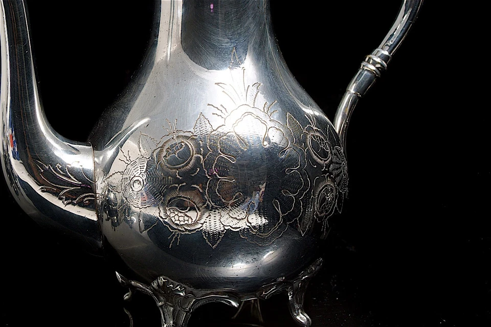 ANTIQUE SHEFFIELD REP SILVER PLATE 4 PIECE TEA / COFFEE SERVICE HAND CHASED SET. - Image 4 of 4