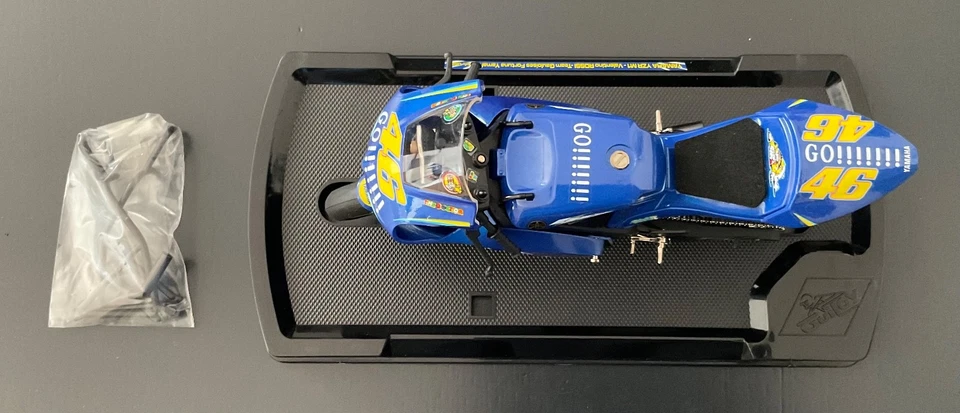 Yamaha YZR M1 Valentino Rossi 1/10 Guiloy - Immagine 4 di 4