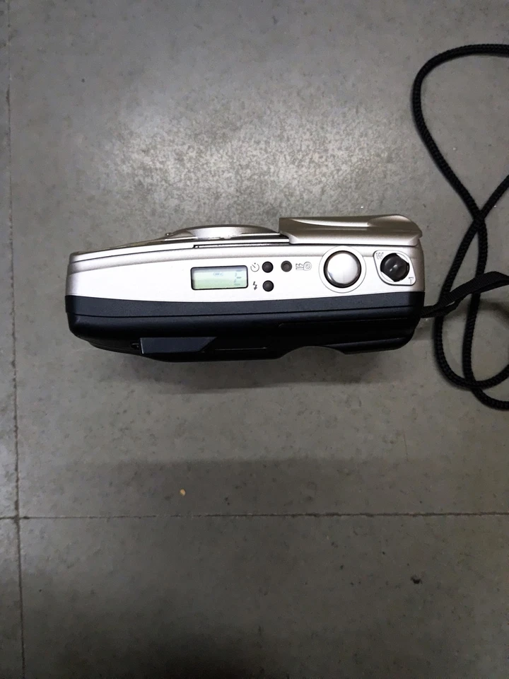 Vintage Olympus Superzoom 70G Point & Shoot Analogue 35mm Film Photo Camera - Image 3 of 4