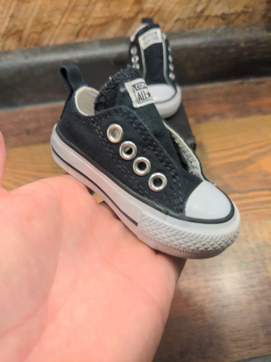 Infant converse hotsell size 2