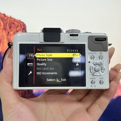Panasonic LUMIX DMC-LX7 10.1MP 3.8x Optical Zoom White Digital