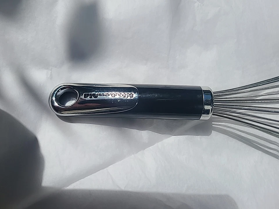 BATIDOR KITCHEN-AID 12" CABLES DE ACERO INOXIDABLE MANGO DE PLÁSTICO NEGRO Foto 2 de 4