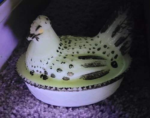 Vintage Westmoreland Milk Glass Hen On Nest Charleton Style & Glows Under Black.