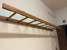 scala a pioli in legno massello  usata come attaccapanni 