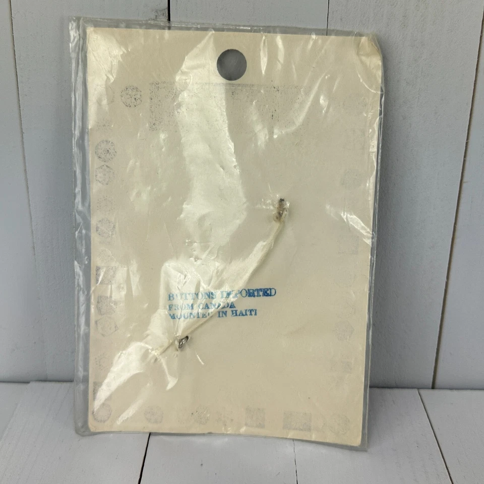 VTG Nouveaute Lion Crest Sewing Buttons NOS on Card Made in Canada Novelty LARGE - Image 4 of 4