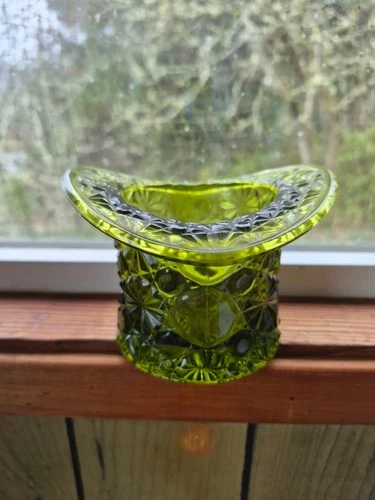 Vintage Fenton Green Glass Top Hat – Daisy & Button – Green