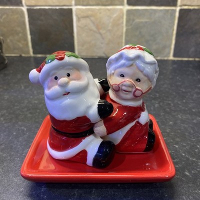Mr & Mrs Santa Claus Umarmung Salz & Pfefferstreuer mit rotem Teller - nie benutzt
