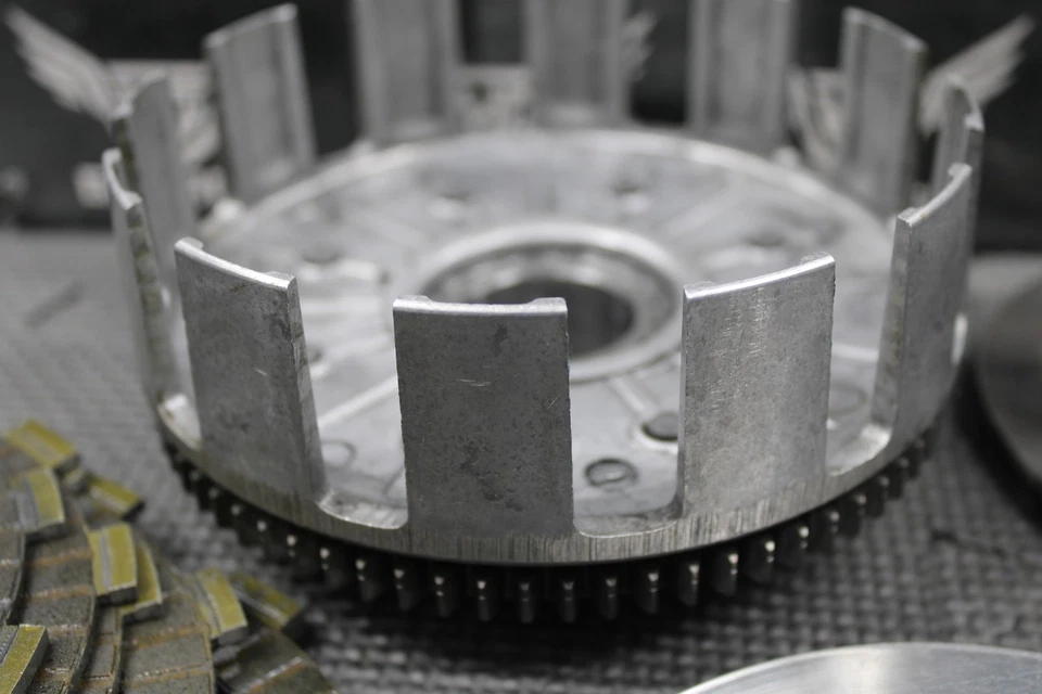 98-12 KTM 125 200 SX 2004 OEM embrague completo con placas cubo de cesta 50332001044 Foto 3 de 4