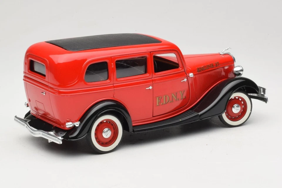 8066 Ford Sedan Red Solido 1:18 - Immagine 3 di 4