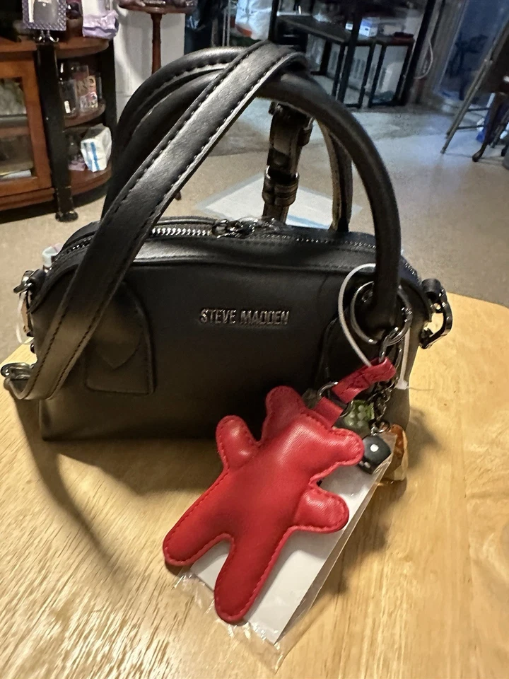 Bandolera Steve Madden en negro con dijes Foto 2 de 4