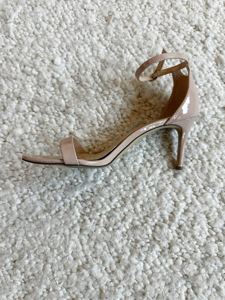 Sandalias Jessica Simpson charol punta abierta beige talla 8 tacón Foto 2 de 4
