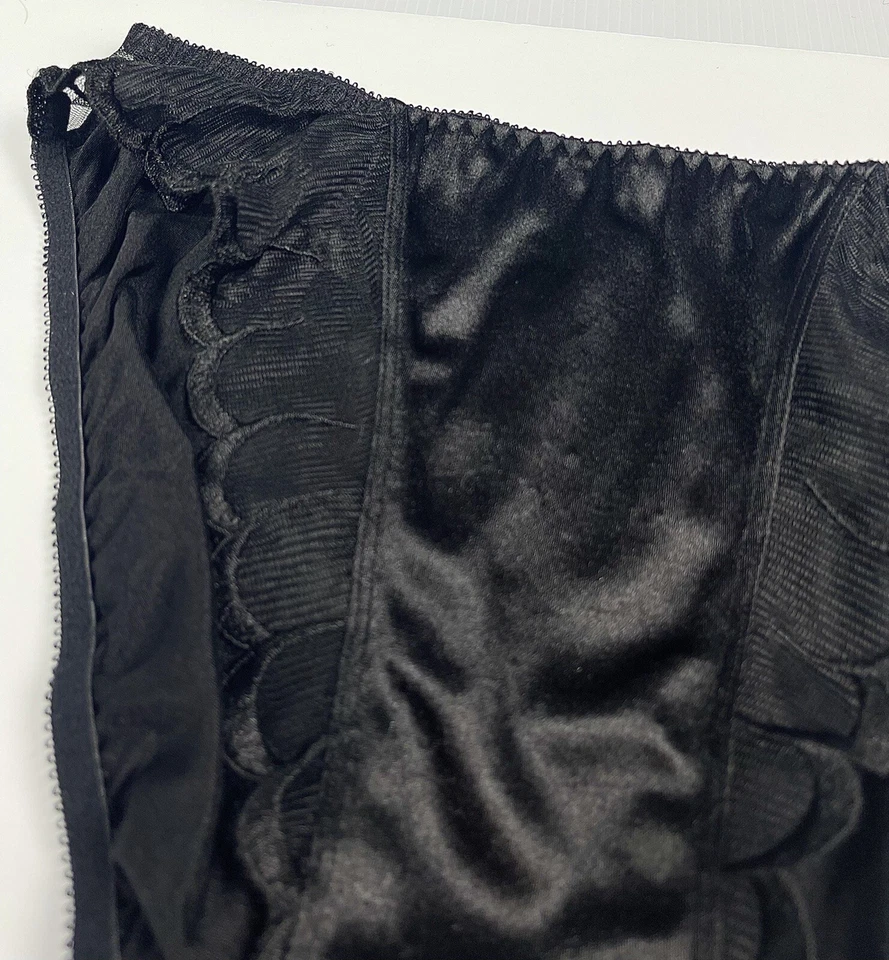 Calcinha de cetim perna alta com detalhes em malha preta M - Imagem 3 de 4