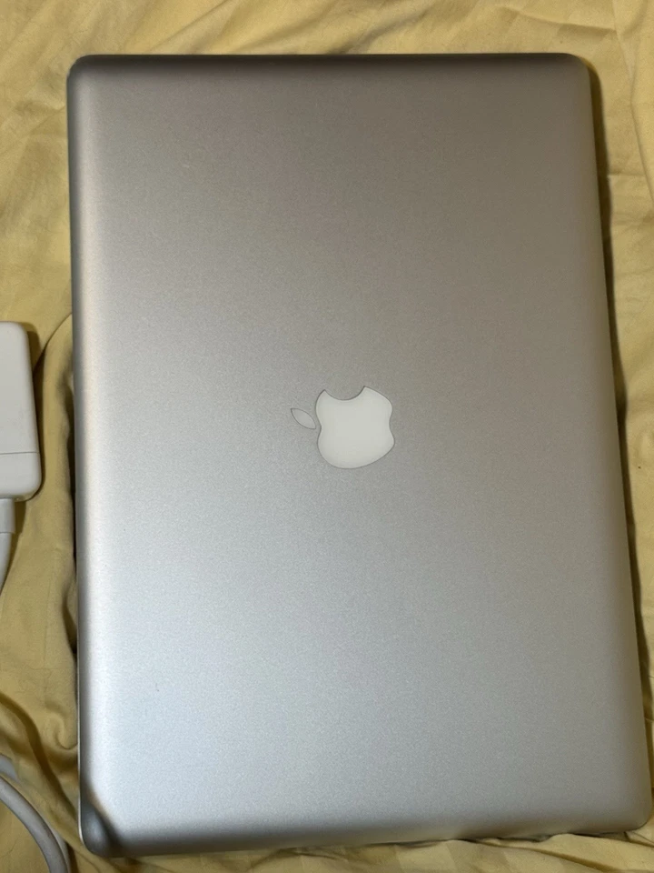 Apple MacBook Pro 15" 500GB HDD, Intel Quad Core i7, 2.3 GHz, 6GB ram, used - Image 2 of 4