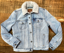 Levi Strauss & Co Sherpa Jacket Light Wash Blue Denim Sherpa Lined. Size Small.