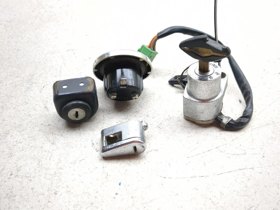 05-19 Suzuki LS650 Boulevard S40 conjunto de trava interruptor de ignição tampa e chave - Imagem 3 de 4