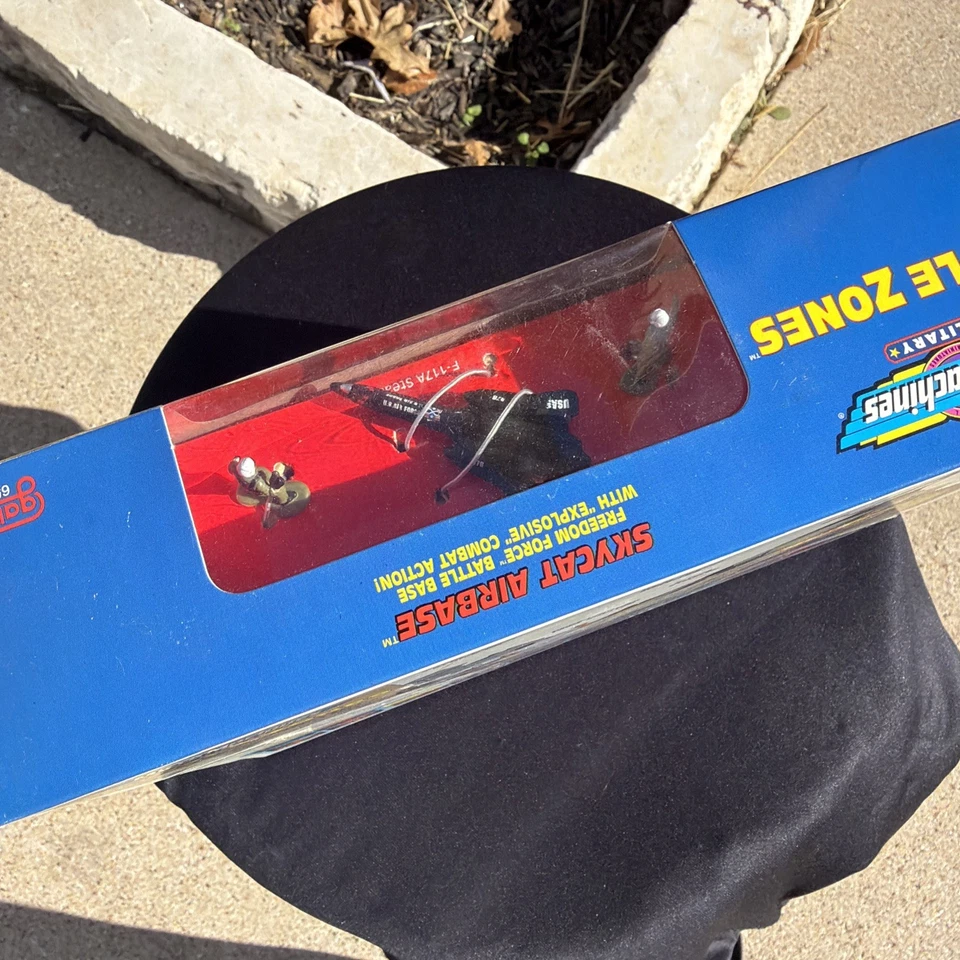 Vintage Galoob Micro Máquinas Zonas de Batalha Militar Skycat Base Aérea Playset Novo - Imagem 4 de 4