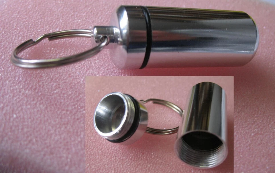 SET á 2 Stück Schlüsselanhänger Snuffbox Pillenbox Pillbox keychain Edelstahl - Bild 1 von 1