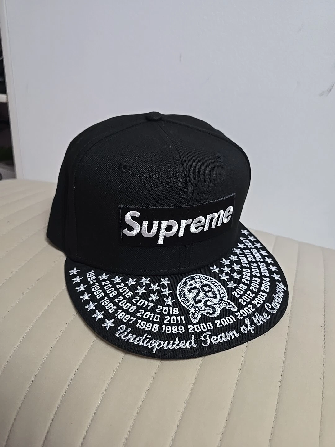 Chapeau ajusté Supreme New Era 7 3/8 boîte incontestée logo