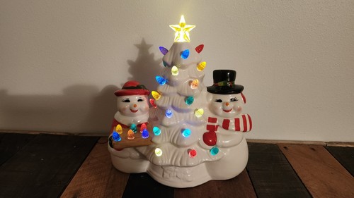 Mr Christmas Ceramic Mr. & Mrs. Snowman With White Tree Lighted - Foto 1 di 10