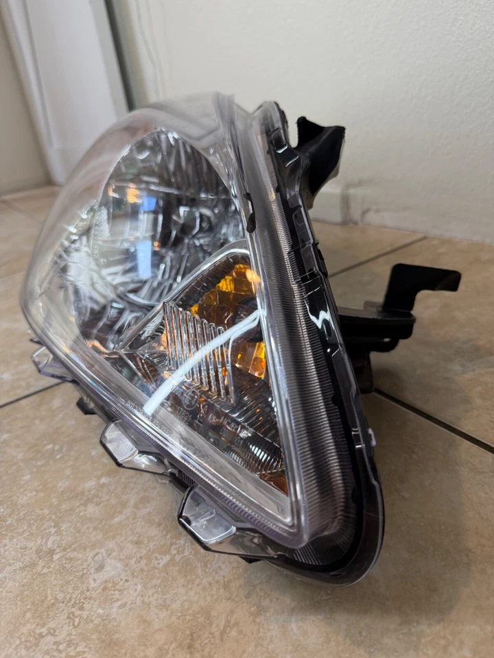 2012 2013 2014 Nissan Versa Passenger Right Halogen Headlight 20-9219-00-1N  TYC - Imagem 2 de 4